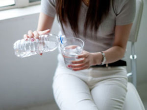 熱中症予防として寝る前にコップ1杯の水分も大切です