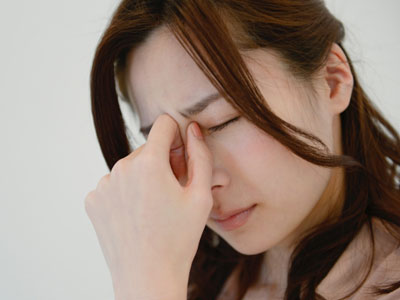 貧血の主な症状は、めまいや立ちくらみ、頭痛、息切れ、眠気